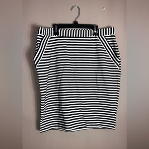 Elle Striped Black and White

Blouse Skirt Set with Pockets...